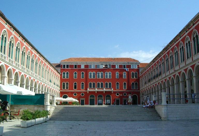 Elena Apartment Split